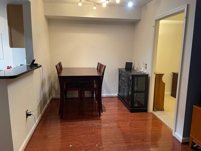 Foto del edificio - 880 N Pollard St