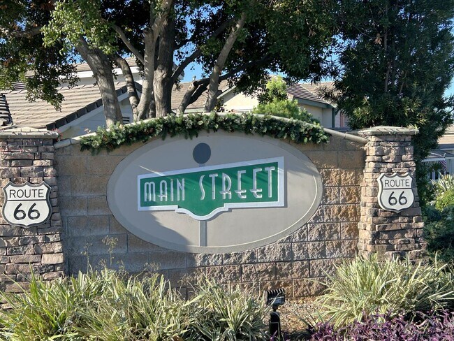 Building Photo - 2 Bedrooms/ 3 Bathrooms