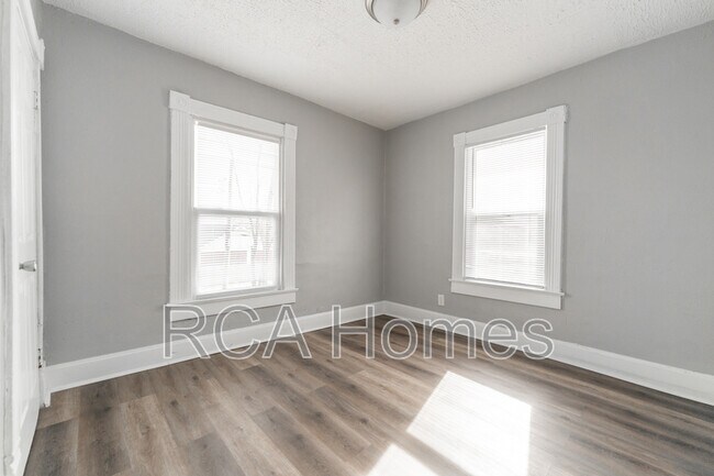 Foto del edificio - 2425 N Kenwood Ave