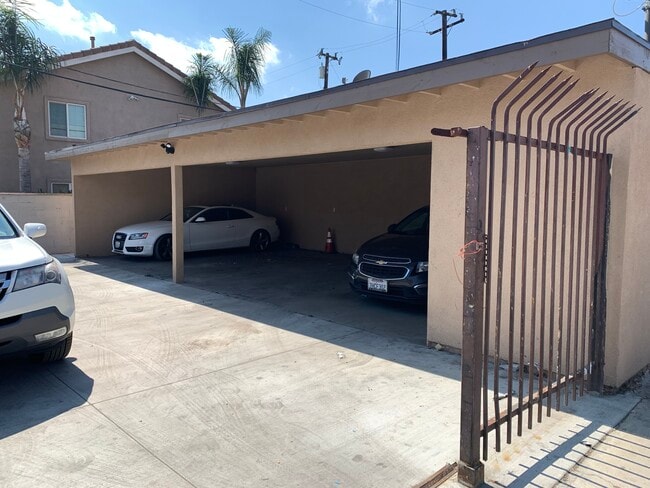 GARAGE, 1 CAR EACH UNIT - 426 N Parkside Dr