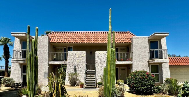 Building Photo - AVAILABLE NOW! Charming 2 Bed/2 Bath Apart...