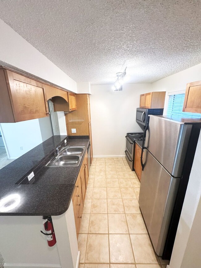Building Photo - Beautiful Condo in the Fountains near beaches