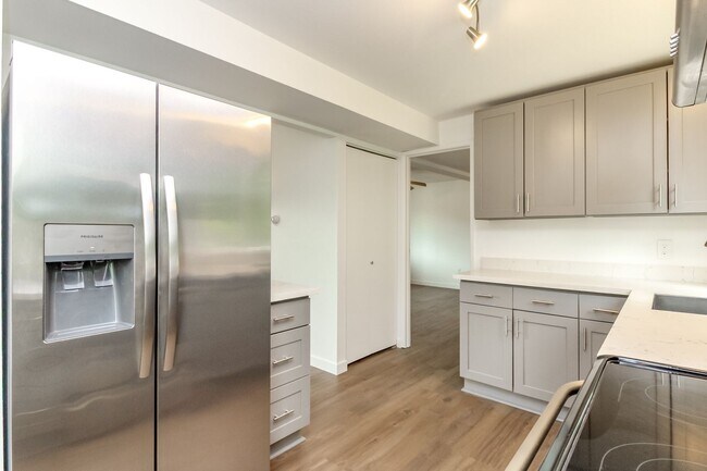 Building Photo - Four Bedroom House Near Camelot Park