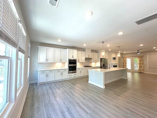Foto del edificio - SPACIOUS TOWNHOME