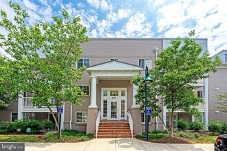 Building Photo - 4091 S Four Mile Run Dr