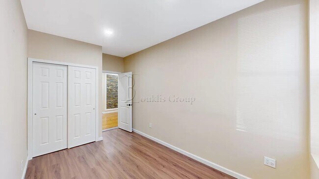 Building Photo - ** GUT RENOVATED DUPLEX ** 3 BED ** 2 BATH...