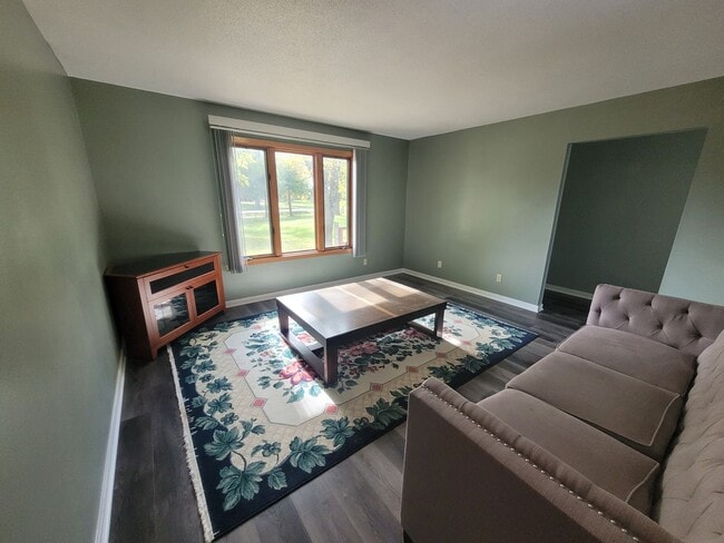 Building Photo - Clive Home on nearly 2 acres!