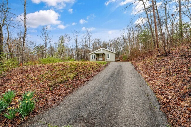 Foto del edificio - Harriman 37748 - Charming 2-bedroom, 1.5-bathroom Home nestled on 3.8 acres of woods - Contact Ch...