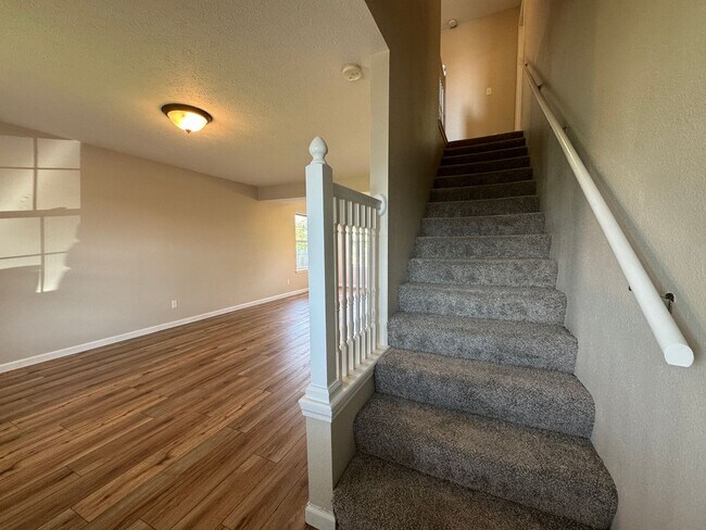 Foto del edificio - 3 bedroom, 2.5 bathroom duplex located clo...