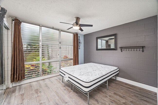 Building Photo - Kaneohe 2 BD 1 BA Condo with Pool!