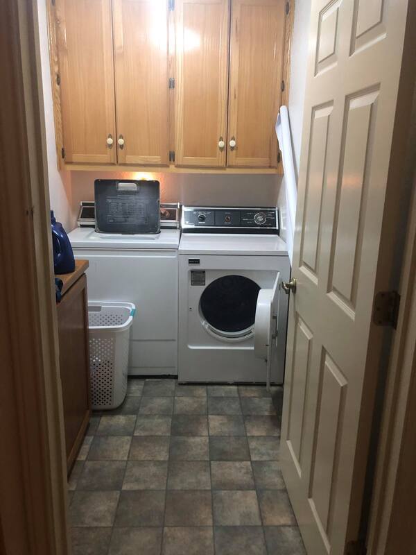 Building Photo - 2 bedroom 2 bath well maintained home clos...