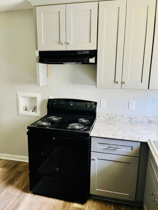 Building Photo - Newly Renovated 2 Bedroom 1 Bathroom Duple...