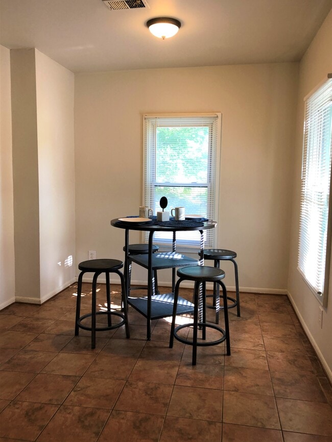 Apartamento 2 Área de comedor - 1023 Washtenaw- The Flats!