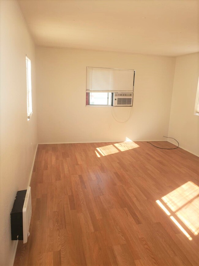Building Photo - 1241 Vondell Dr