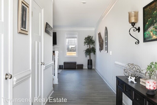 Building Photo - 5 br, 2.5 bath House - 5333 Debut Ave.