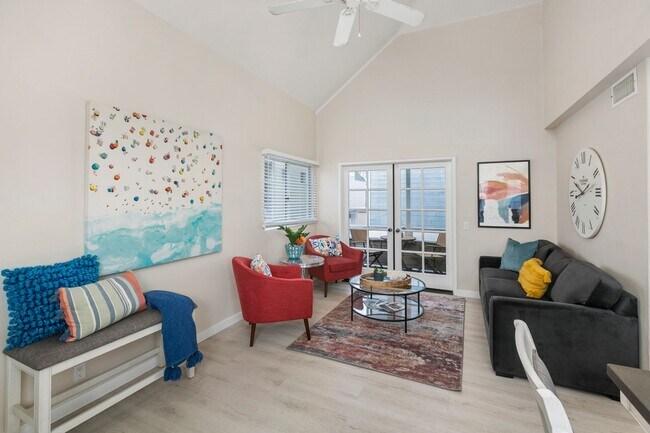 Foto del edificio - Spacious 3 BD/3 BA Furnished Home Near Mission Beach 9-Month Lease