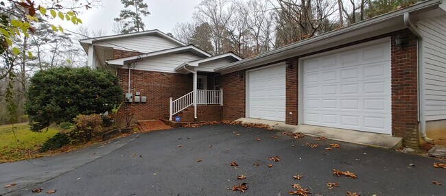 Building Photo - Large Executive Rental on 2.99 acres