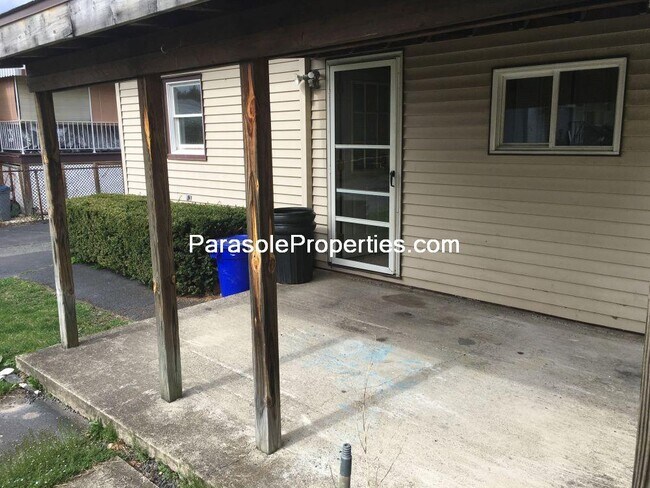 Foto del edificio - 646 Meade St- Front