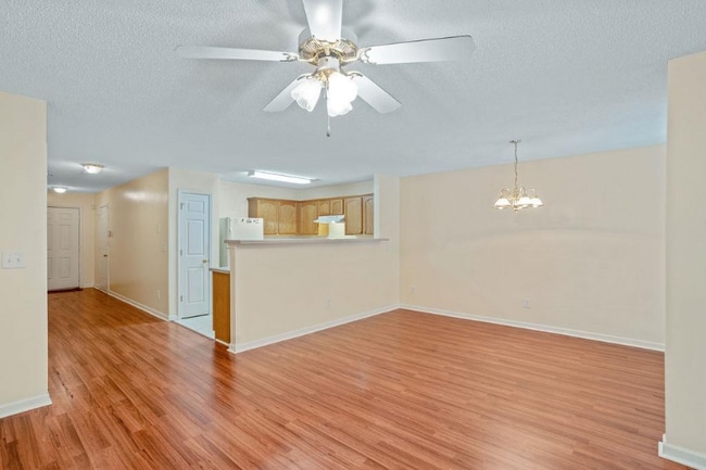Foto del edificio - 6213 Hickory Ln Cir
