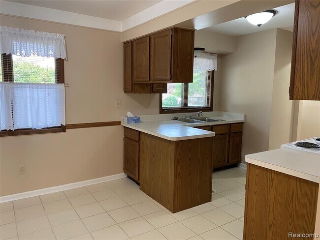 Building Photo - 8565 Mathias Dr