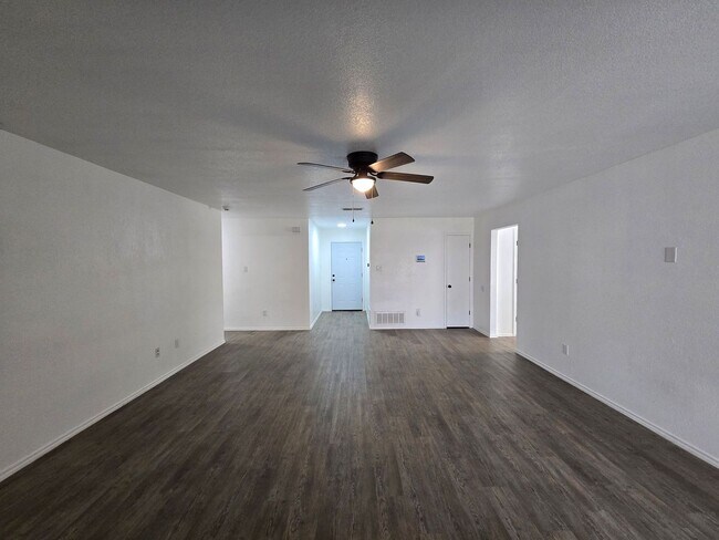 Foto del edificio - RENT SPECIAL - AVAILABLE NOW!