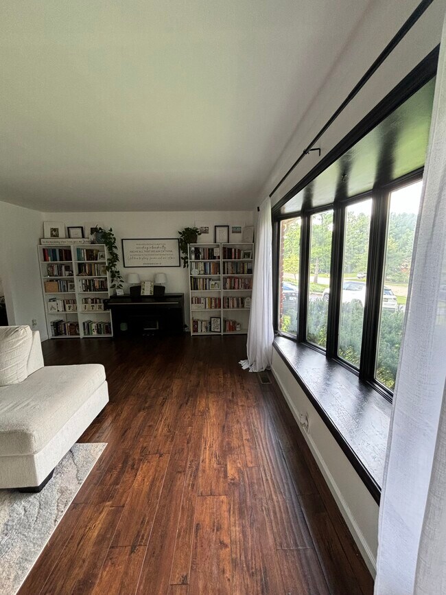 Foto del edificio - 5752 Pine View Dr