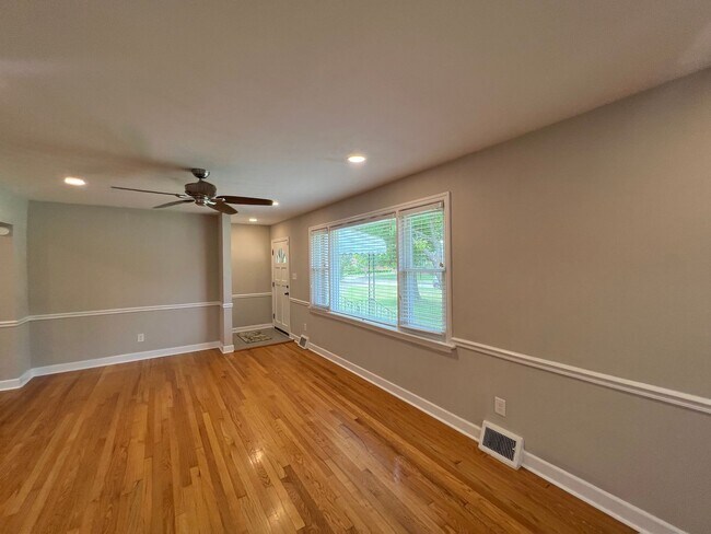 Foto del edificio - Updated and Spacious ranch in CAMELLIA ACRES