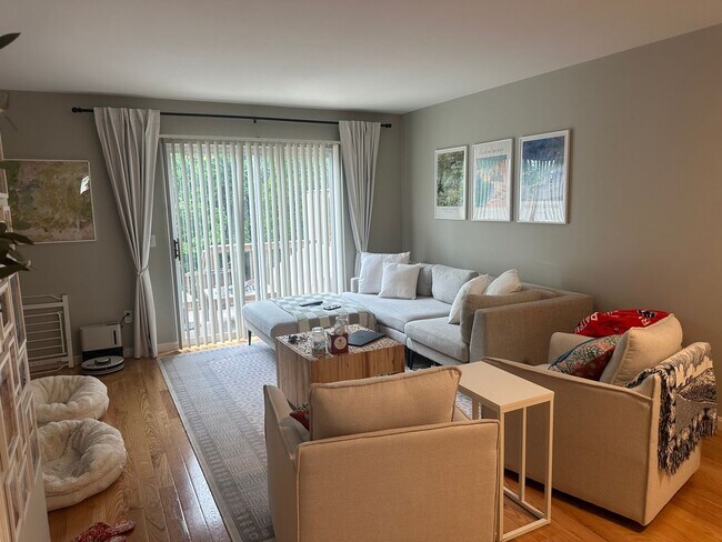 Building Photo - 2 Bed/1.5 Bath Townhouse available 9/1/2026