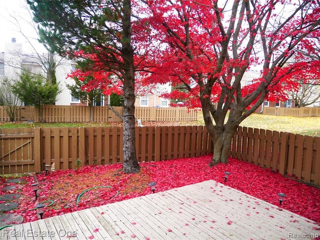 Foto del edificio - 5082 Buckingham Pl Dr