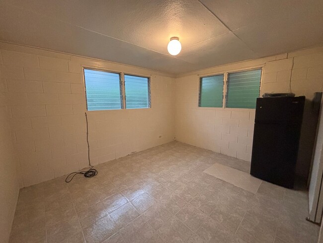 Building Photo - Kuakini - Studio/1 Prkg - $740