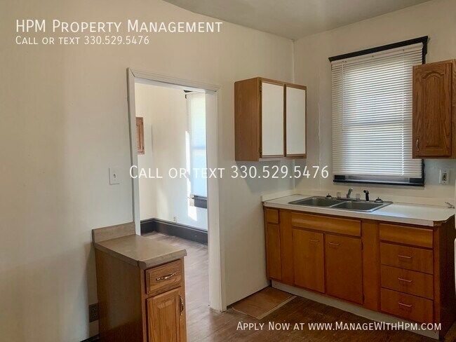 Building Photo - 3 Bedroom First Floor Duplex For Rent!