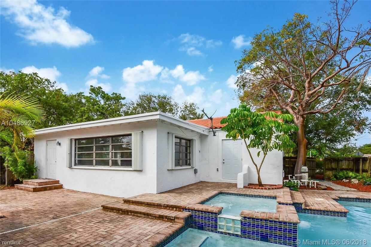 Primary Photo - 4 br, 3 bath House - 820 NE 80th St