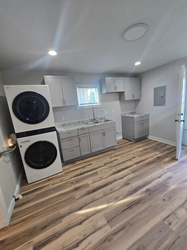 Building Photo - One Bedroom Duplex located on the Westside near 10th St and White River Pkway Dr
