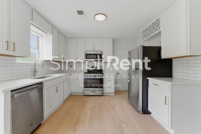 Foto del edificio - Updated Home with Spacious Layout & Private Backyard