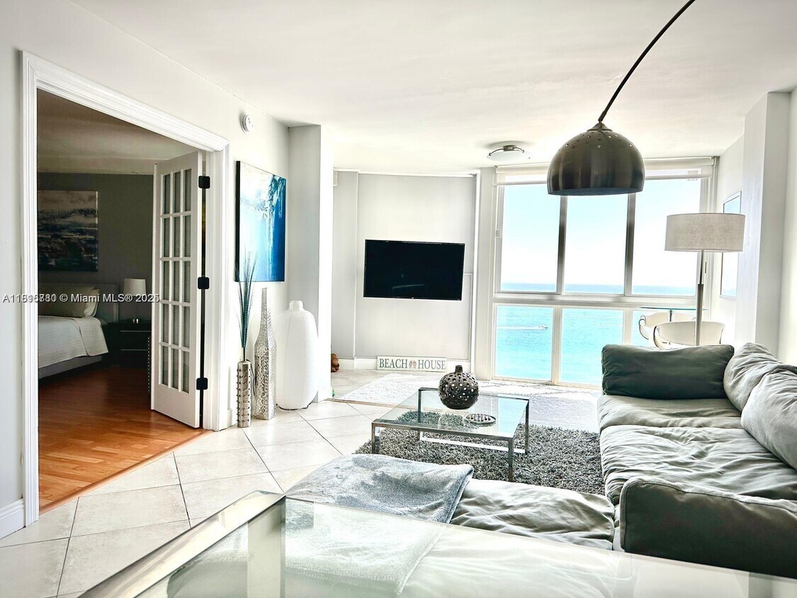 Foto principal - 5401 Collins Ave