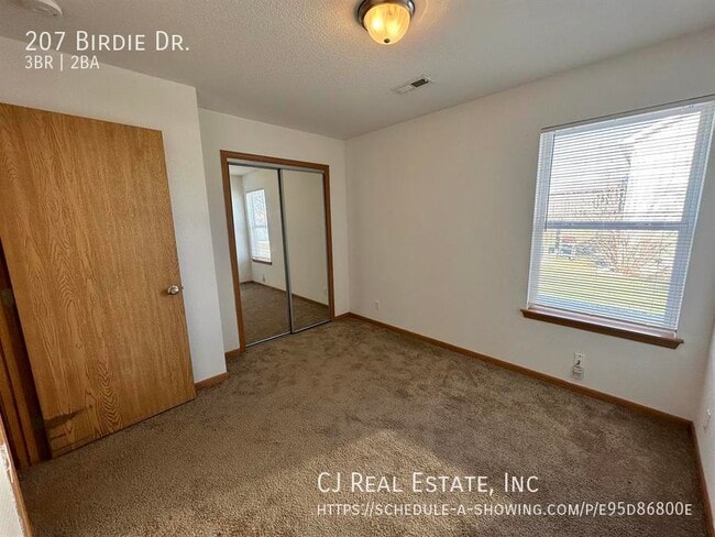Building Photo - 207 Birdie Dr