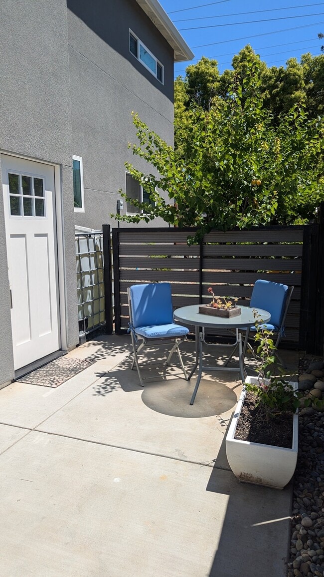 Foto del edificio - 1762 Chevalier Dr