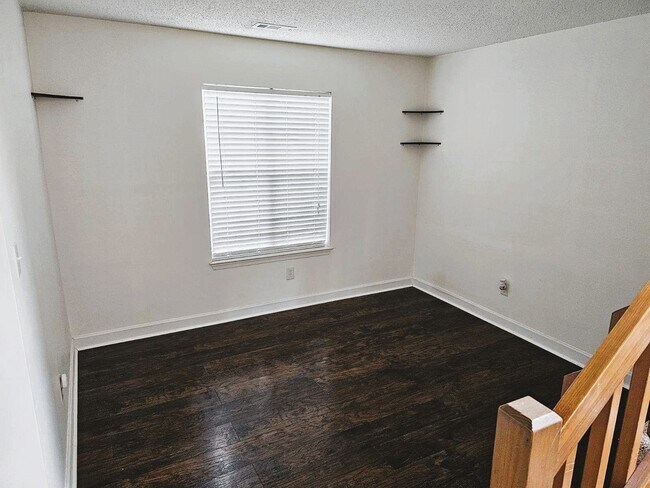 Building Photo - 2077 Maple Leaf Crescent