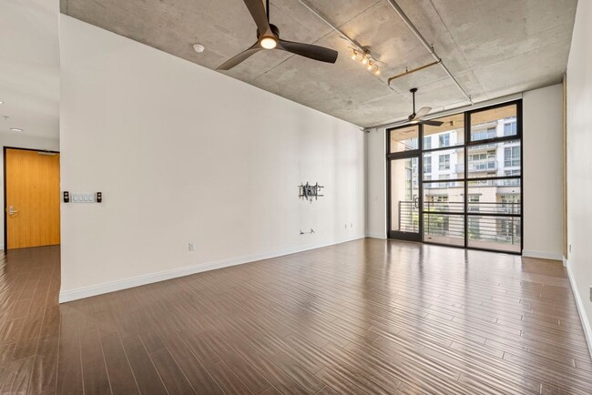 Building Photo - Modern 2 Bed + Office, 2 Bath Rental - Pri...