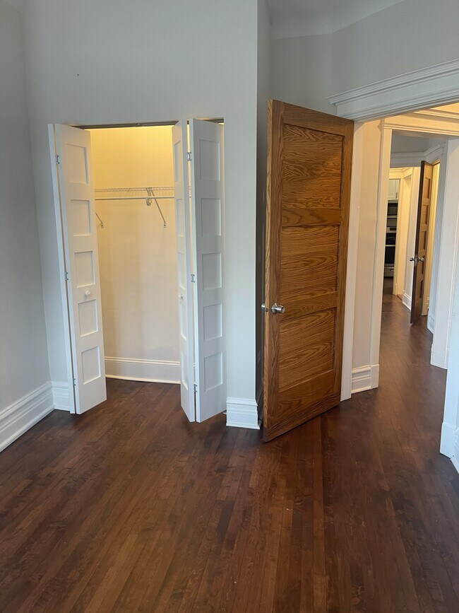 Corner Bedroom - 1000 W Dakin St