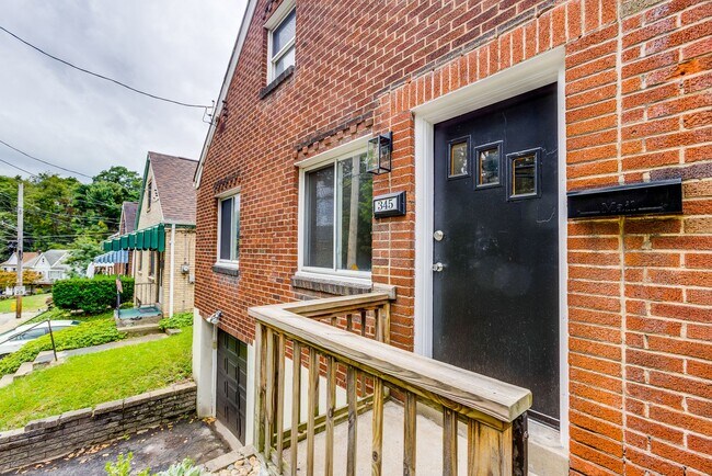 Building Photo - AVAILABLE NOW!! Spacious 4 Bedroom Home in...