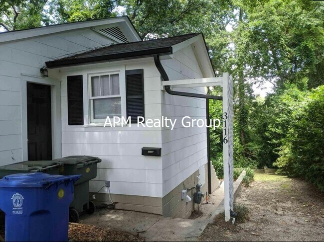 Foto del edificio - ALL UTILITIES INCLUDED