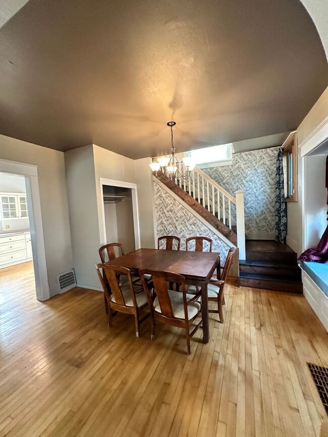 Building Photo - 4 Bed Room 2 Bath Big Yard