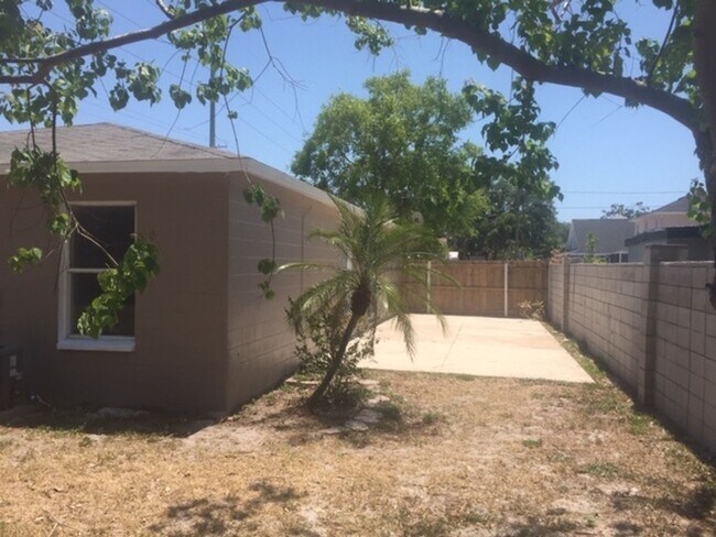 Building Photo - Spacious 4BR House in Tampa