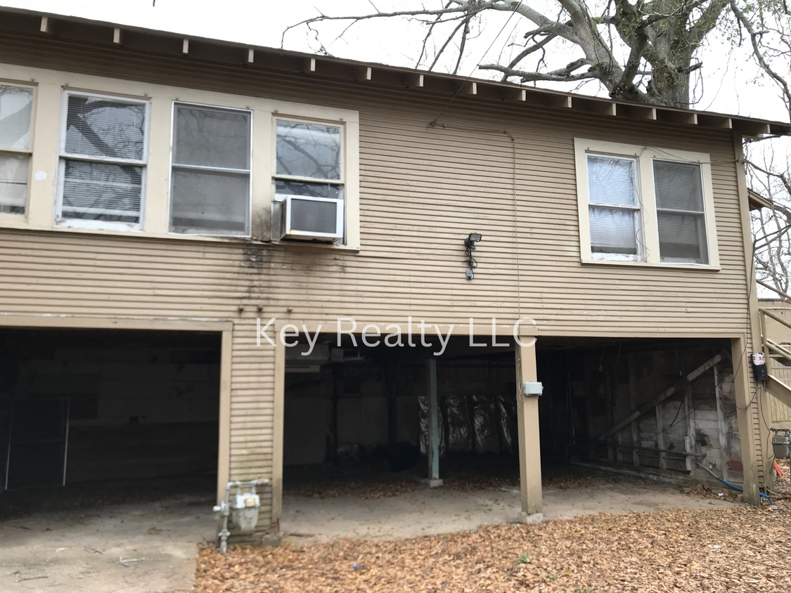 Primary Photo - ****1118 - B Chester - Upstairs apartment