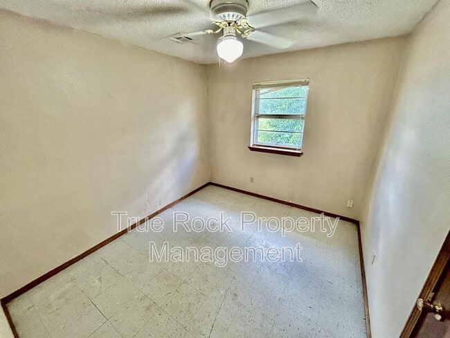 Building Photo - 1228 N Texas Ave