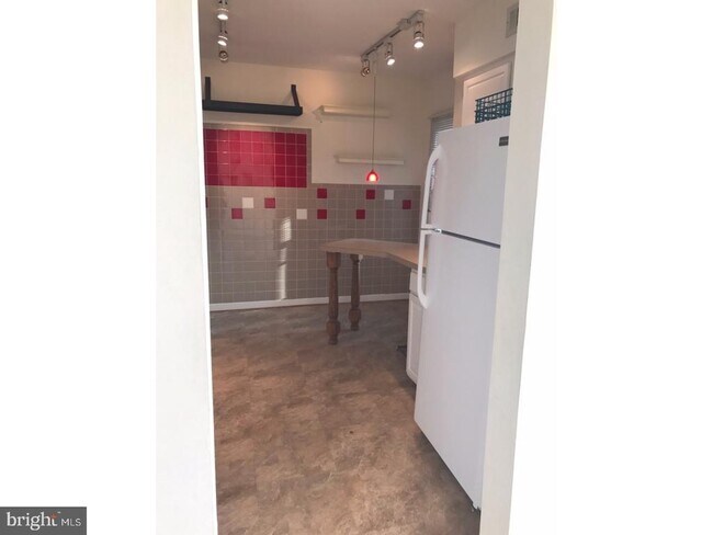 Building Photo - 5215 Le Parc Dr