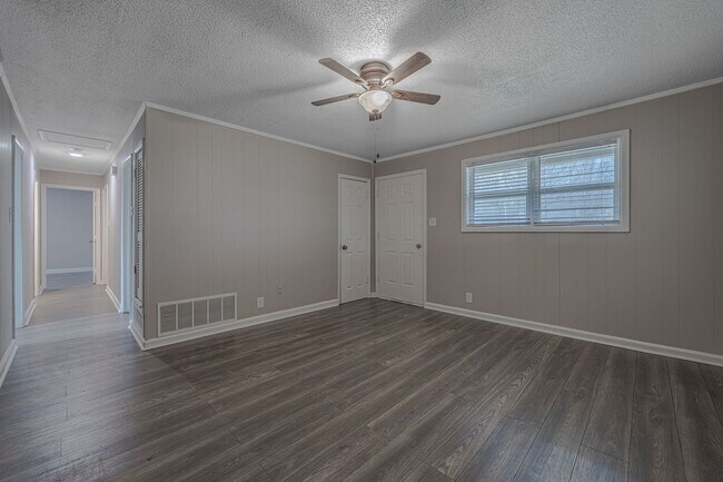 Foto del edificio - 2215 Sutton-Move in ready!