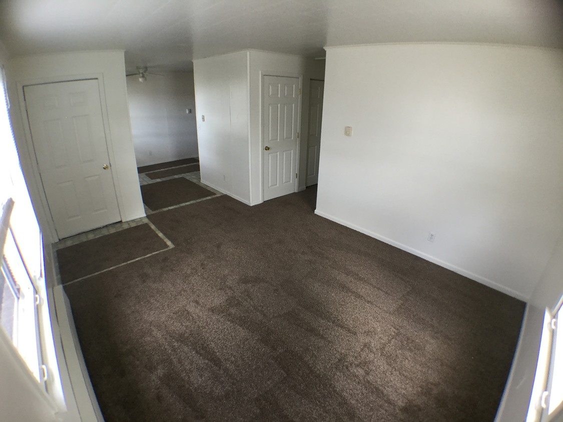 Living Area - 2284 E Remus Rd