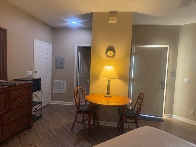 Foto del edificio - 8325 Mulligan Cir